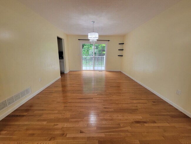 Building Photo - 3 bed 2.5 bath on West Run Road -- Available 04/01/26