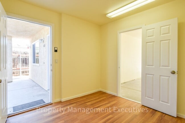 Building Photo - 2 Bed, 2 Bath Townhome with Garage & Bonus Room