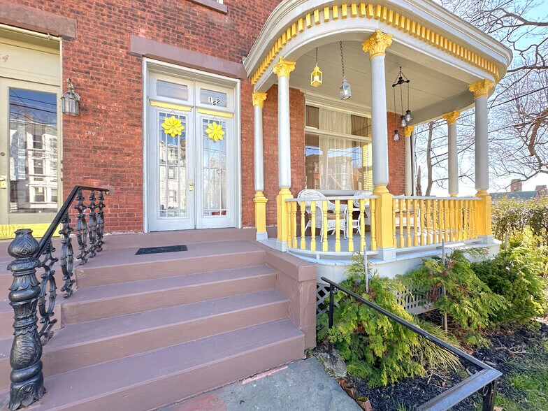 Building Photo - 152 Grand St