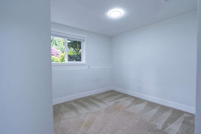 Building Photo - 4bed/3bath home in Finn Hill