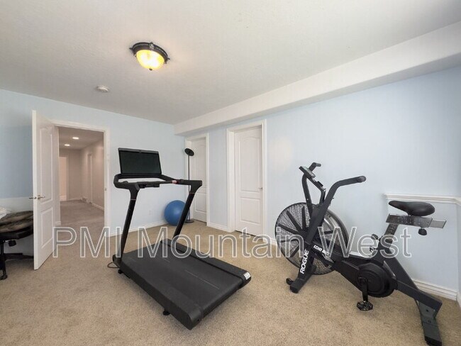 Building Photo - 49 E Fairway Dr