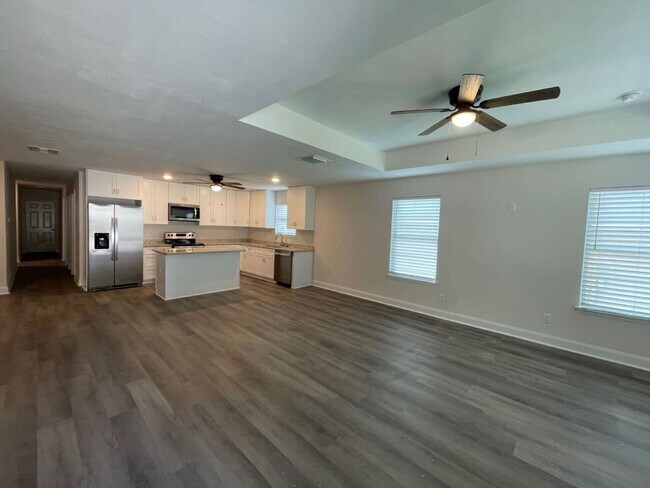 Building Photo - Newer 3/2 in Turkey Creek!