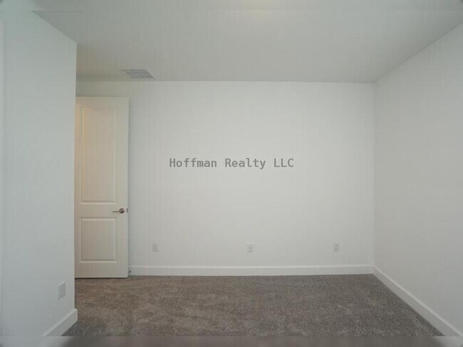 Building Photo - Stunning 5-Bedroom Lakeview Home in River ...