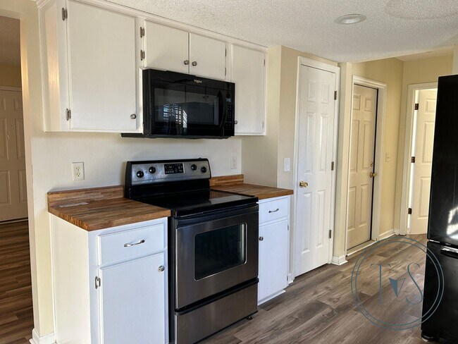 Building Photo - MOVE-IN SPECIAL: $500 OFF 1st MONTH'S RENT!**