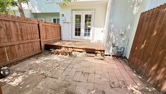 Building Photo - Fully Remodeled 2 Bedroom Townhome in Sout...