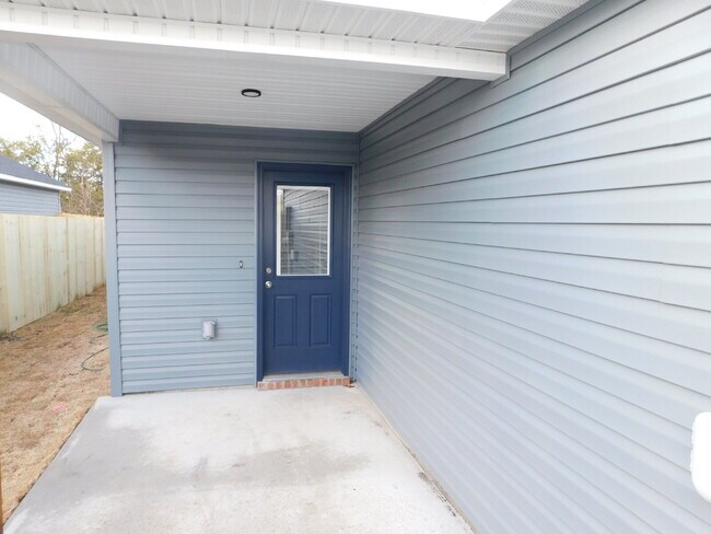 Building Photo - 3-Bedroom Home with 2 Full Baths in Prime Fayetteville Location