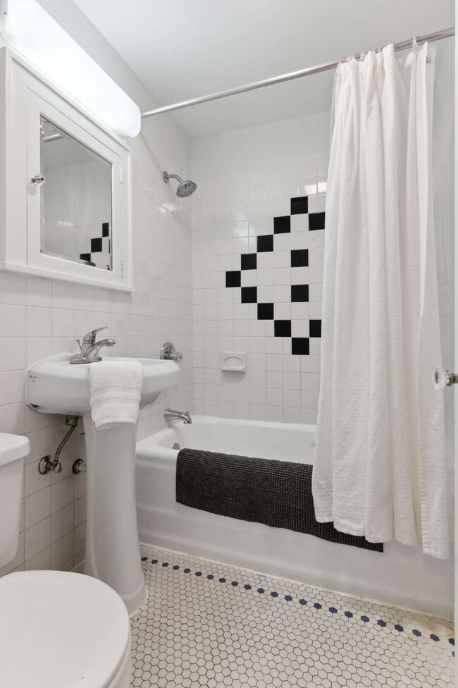 Building Photo - Charming 3-Bed Duplex in Vibrant Minneapolis Neighborhood