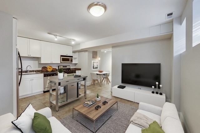 Building Photo - 320 W Evergreen Ave