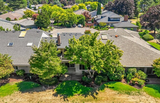 Building Photo - Prime Charbonneau Golf Community Location! 2 Bed, 2.5 Bath + Den, A/C, Washer/Dryer and Garage