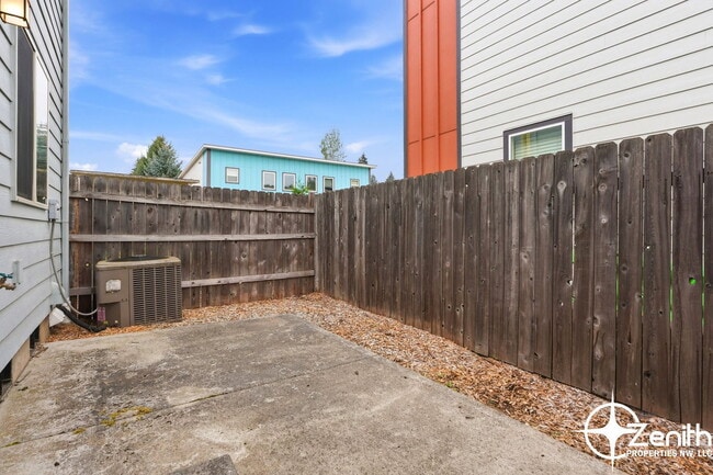 Building Photo - 5616 NE 74th Ct