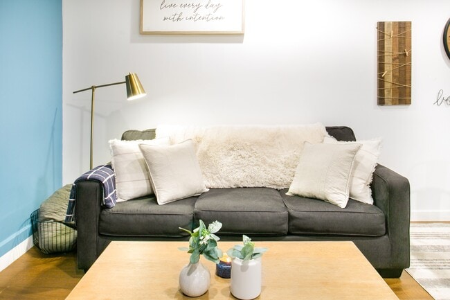 couch - 5534 Alcove Ave