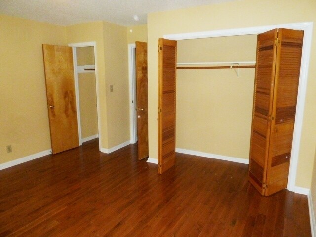 Building Photo - Inviting, updated 4br 3.5ba duplex w/ park...