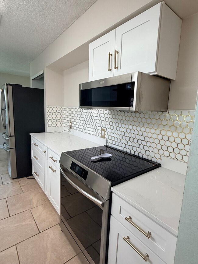 Building Photo - Beautifully Remodeled Lake Front Solar home. Call Sheila Campbell 407-687-7900
