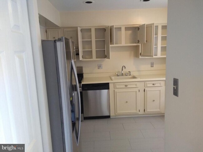 Building Photo - 2055 Pilgrim Dr