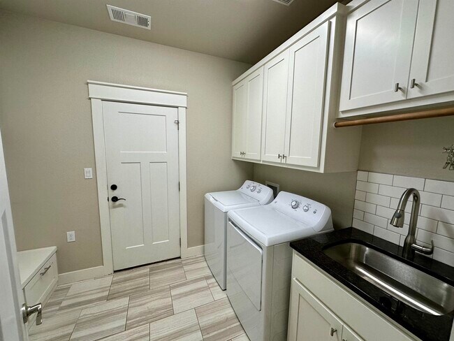 Building Photo - 405 Woodlawn Dr