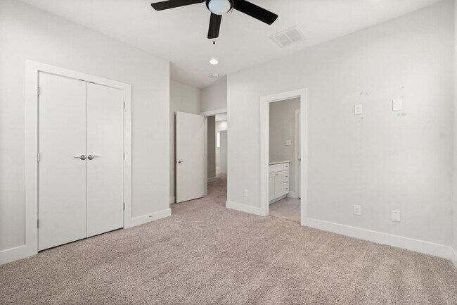 Building Photo - 3362 Pinemont Dr