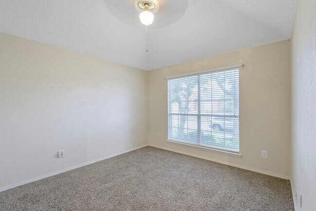 Building Photo - 10217 Max Ln