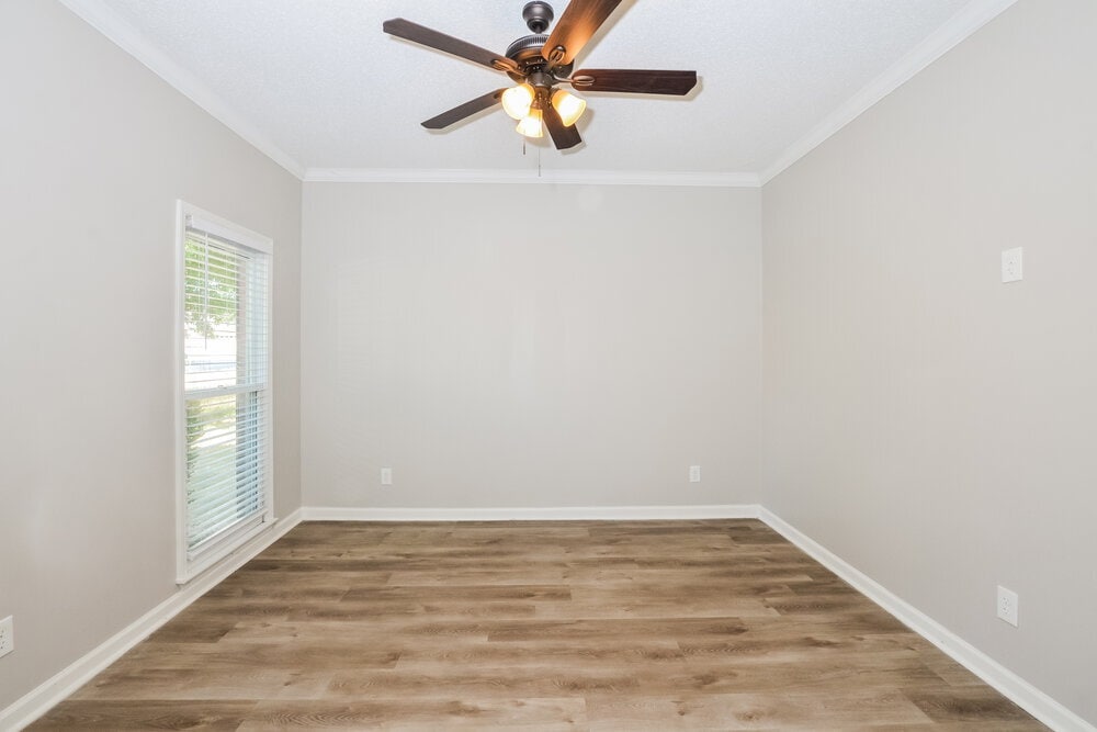 Building Photo - 2033 Oak Springs Dr