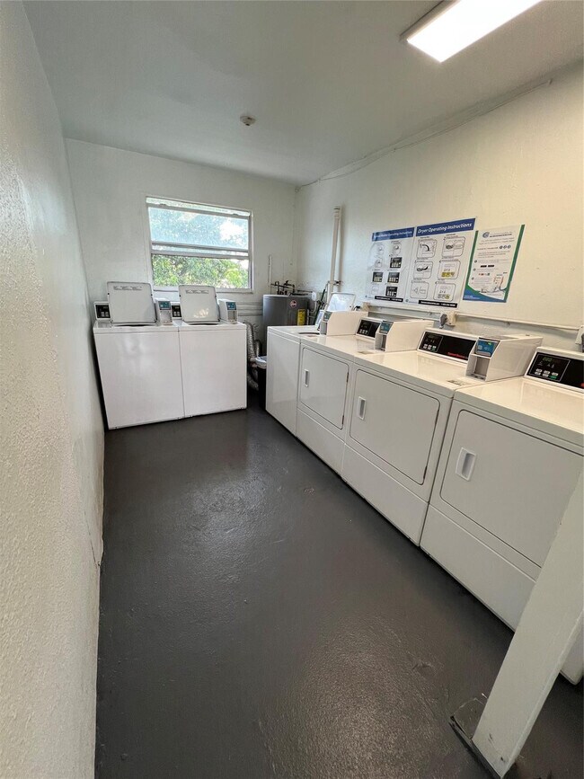 Building Photo - 1814 E Oakland Park Blvd