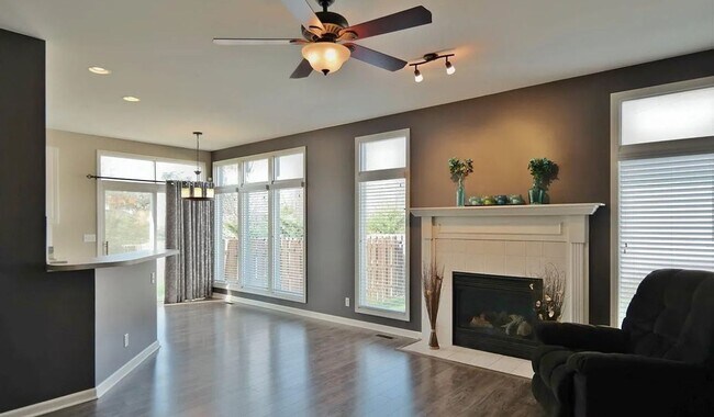 Building Photo - Modern 3 Bedroom 4 Bathroom Bellevue Home!