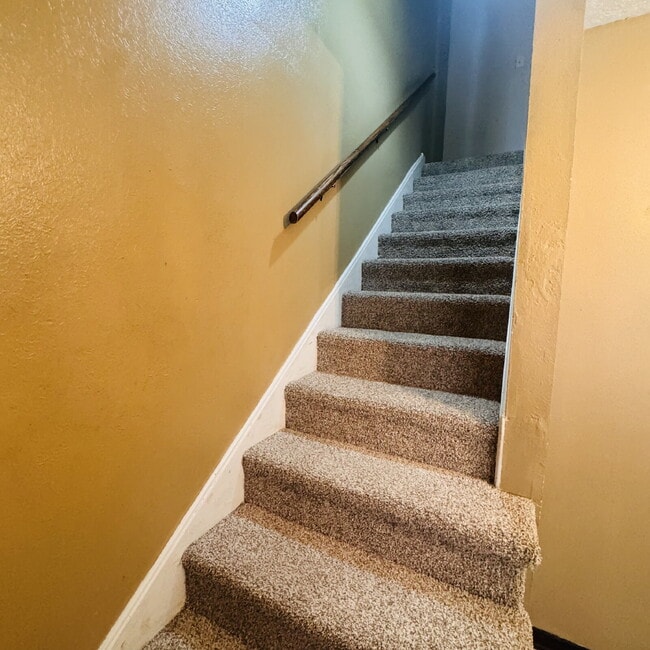 Building Photo - Spacious 3 Bedroom, 2.5 Bathroom Townhome in West End Beaumont