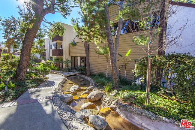 Building Photo - 5950 Canterbury Dr