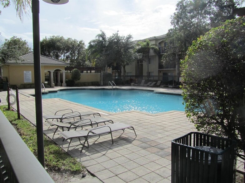 Building Photo - 700 Crestwood Ct S