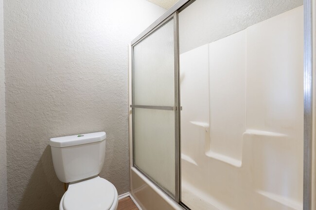 Building Photo - 1 Bedroom Apartment - All Bills Paid!