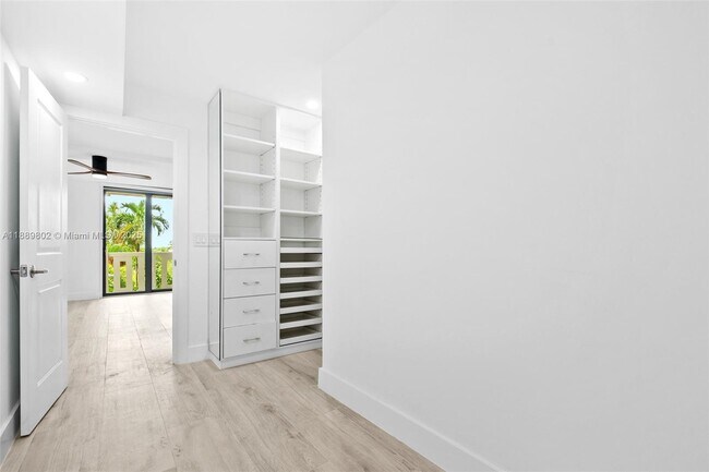 Building Photo - 1121 Crandon Blvd