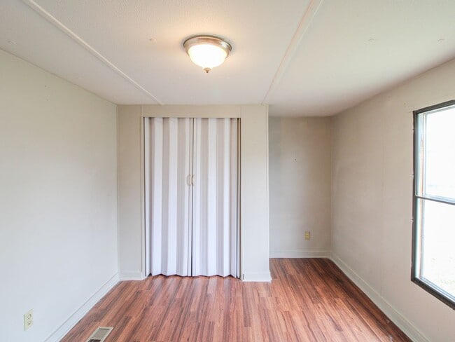 Building Photo - Close to downtown Pulaski!