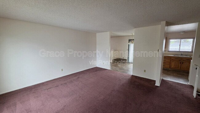 Building Photo - 1044 Maple Dr