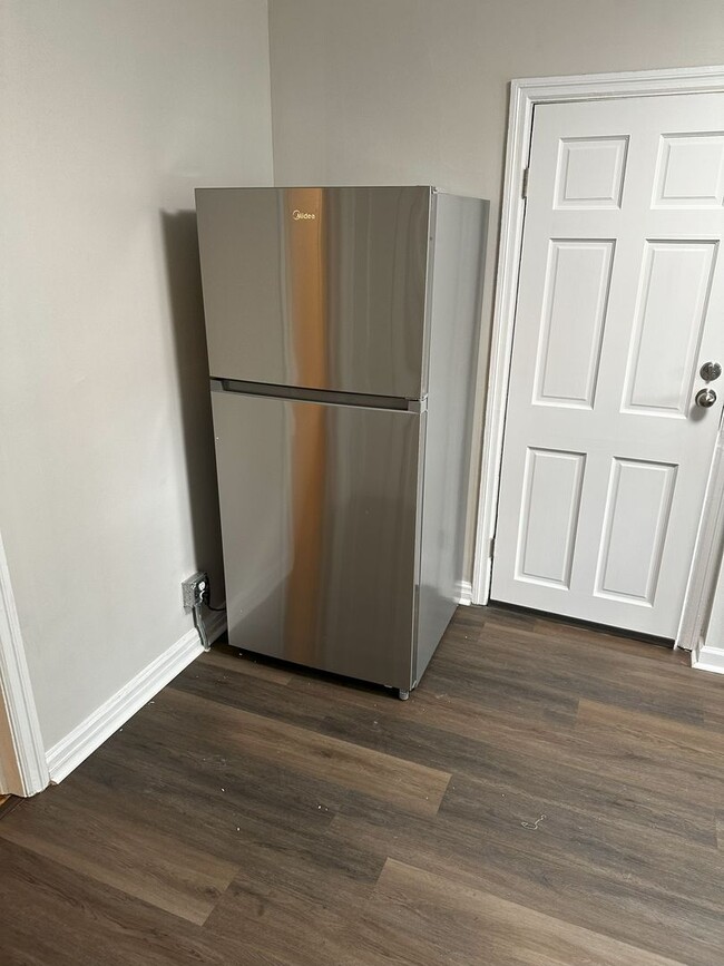 Building Photo - 2 Bedroom Home with Spacious Backyard and Modern Upgrades