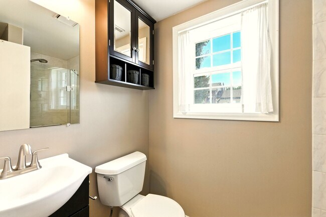 Building Photo - Tri-Level 3 Bedroom 2 Bath Large Backyard ...