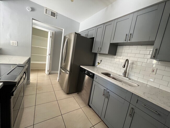 Building Photo - 519 Carolyne St