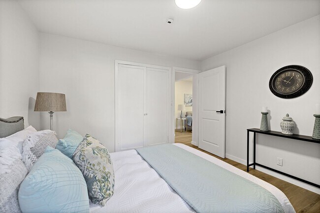 Building Photo - 2 Bedroom 1 Bathroom Charming Greenlake Home!