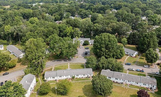 Building Photo - Two bedroom, 1 bath condo in Burlington (Brookwood Garden) Water and heat included!-$150 off depo...