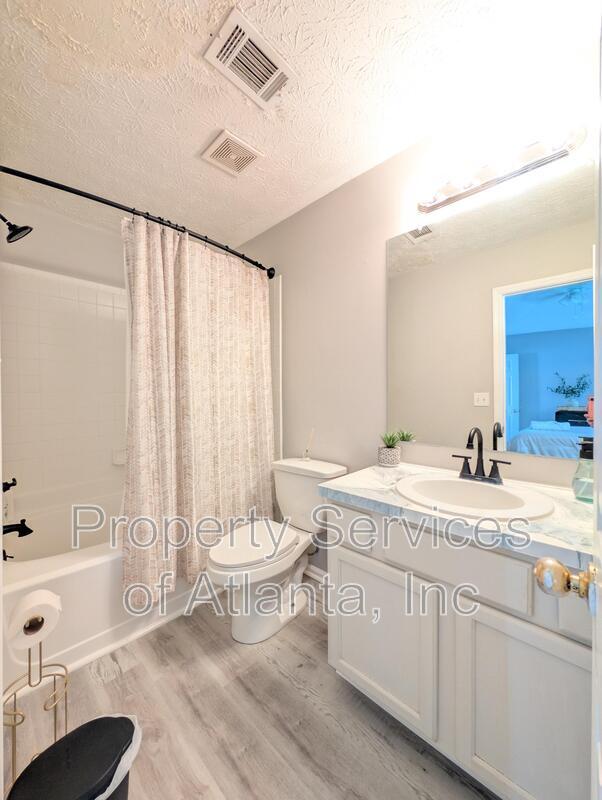 Building Photo - 5690 Hampton Ct