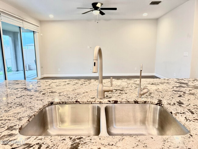 Building Photo - 1732 W Myrna Ln