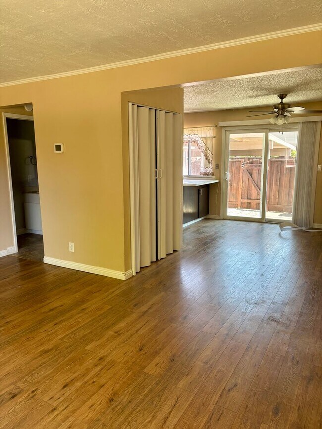 Building Photo - Light and Bright Townhouse in Sought-After...