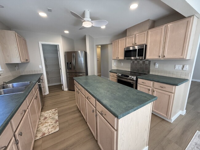 Building Photo - AMAZING Home in Quiet Community Available ...