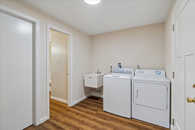 Building Photo - 5004 Stewart Ct