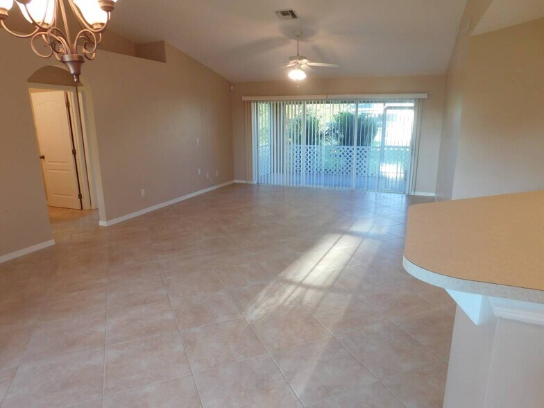 Building Photo - 4124 NE 8th Pl