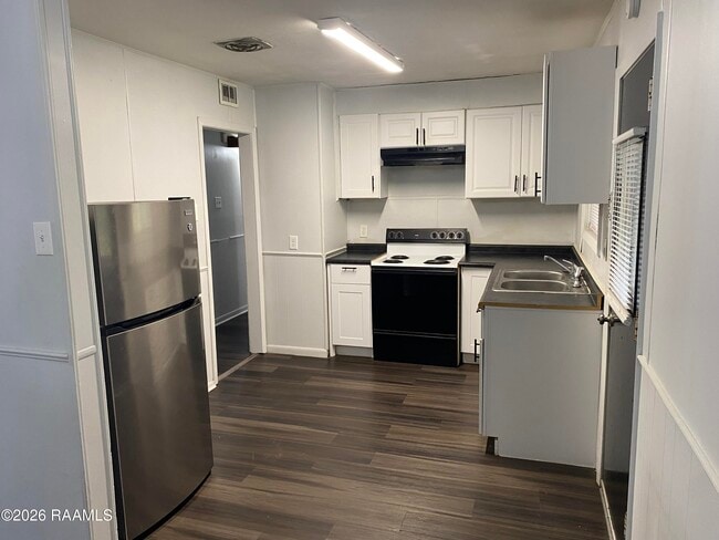 Building Photo - 719 Bluebell St