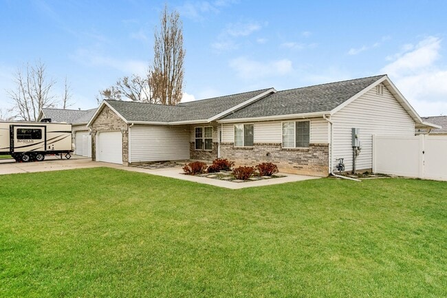 Building Photo - Modern 3 Bed, 2 Bath Home with LVP Flooring & 2-Car Garage! - Available NOW!