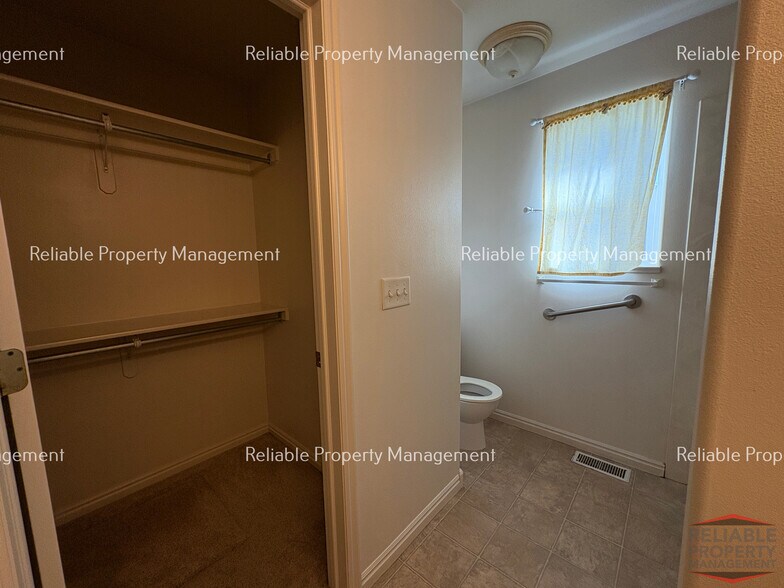 Building Photo - 1400 Falcon Dr