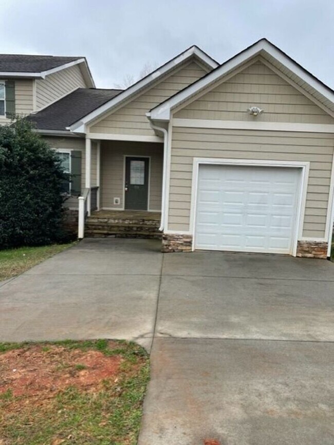 Building Photo - Spacious 3 Bed/ 3 Bath Townhome with two A...