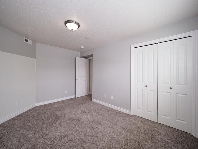 Building Photo - Beautiful Daybreak Condo