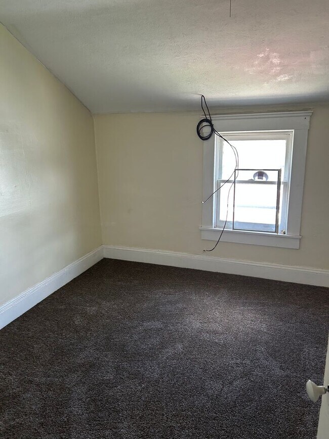 Building Photo - 9505 Sladden Ave