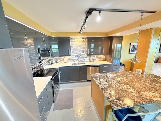 Building Photo - Huge Loft-Style 1 bed 1.5 Bath for Rent in...