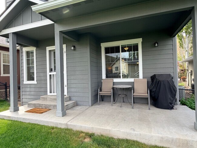 Building Photo - Short term, fully furnished home! 3 bed, 2.5 bath, central a/c, w/d, d/w, covered parking, great ...